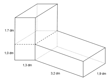 Figuren består av tre rette, firkantede prismer. Det ene prismet har dimensjoner på 1.3 dm, 1.9 dm og 1.0 dm (sistnevnte er høyden). Oppå toppen av dette prismet står et annet prisme, som altså har samme grunnflate som det første. Høyden i det nye prismet er 1,7 dm. Det siste prismet er plassert inntil sidekanten i det første prismet med lengder 1,9 dm og 1,0 dm. Høyden i dette er 3,2 dm.